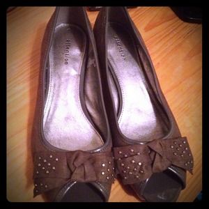 attention Shoes - Reduced Gorgeous grey bow small kitten heel flats. attention Shoes - Reduced Gorgeous grey bow small kitten heel flats.