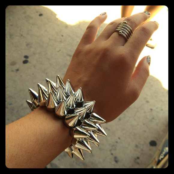 Spiked elastic bracelet. - Picture 1 of 1