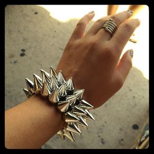 Spiked elastic bracelet.