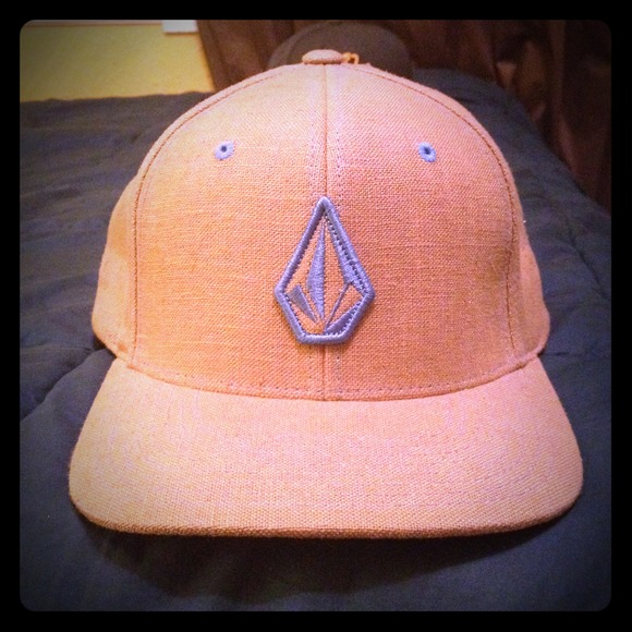 Volcom SnapBack - Picture 1 of 3