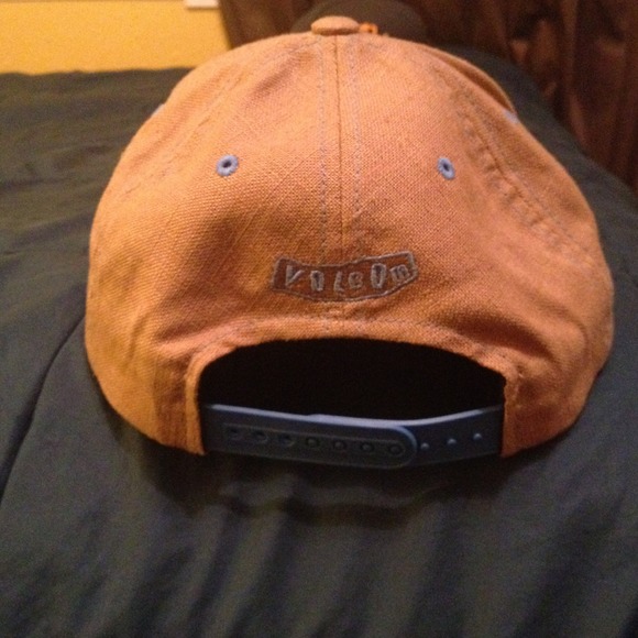Volcom SnapBack - Picture 2 of 3