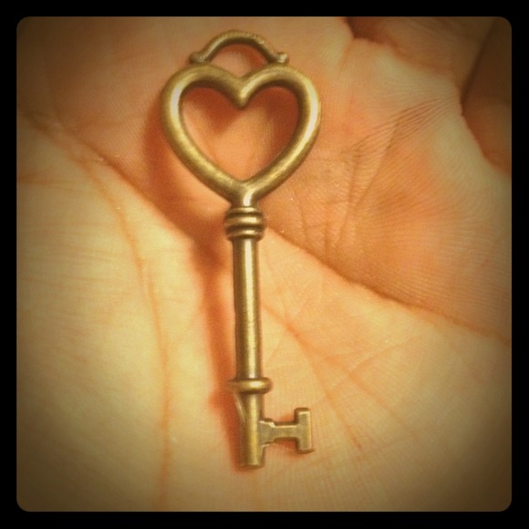 ⚡Reduced⚡Heart Key Pendant