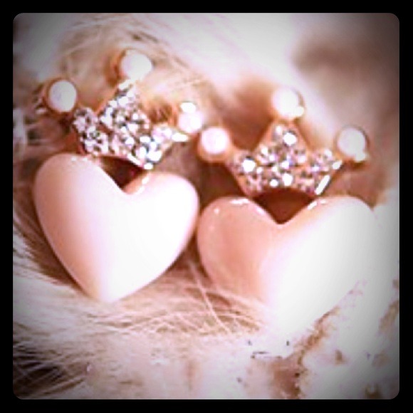 Jewelry - Cute Pink Crown/Heart Earrings!!