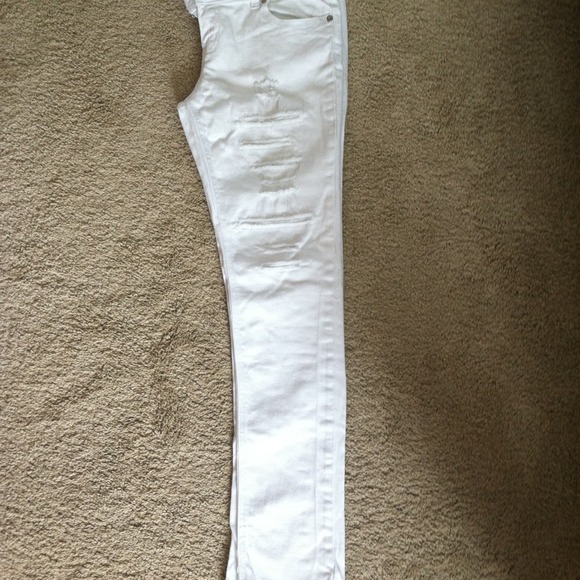 White destroyed style skinny jeans.