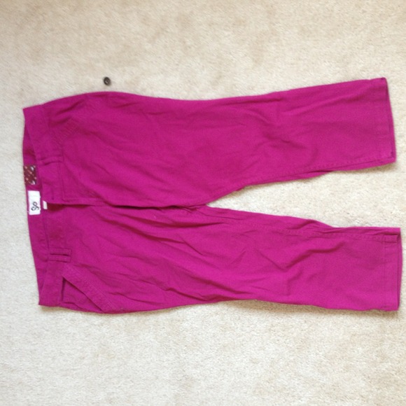 NWT Fuchsia Skinny Cut Capri Pants