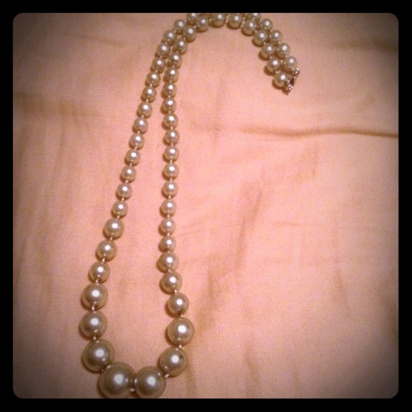 Light green pearl necklace
