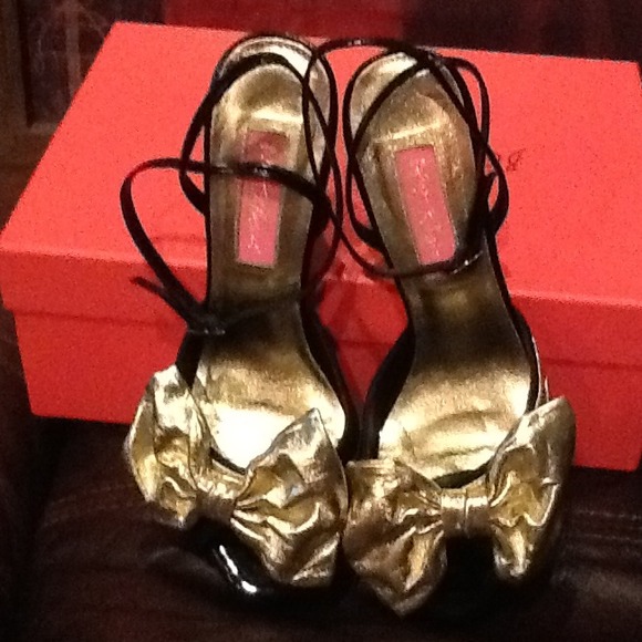 Betsey Johnson black lace trim heels with gold bow - Picture 4 of 4