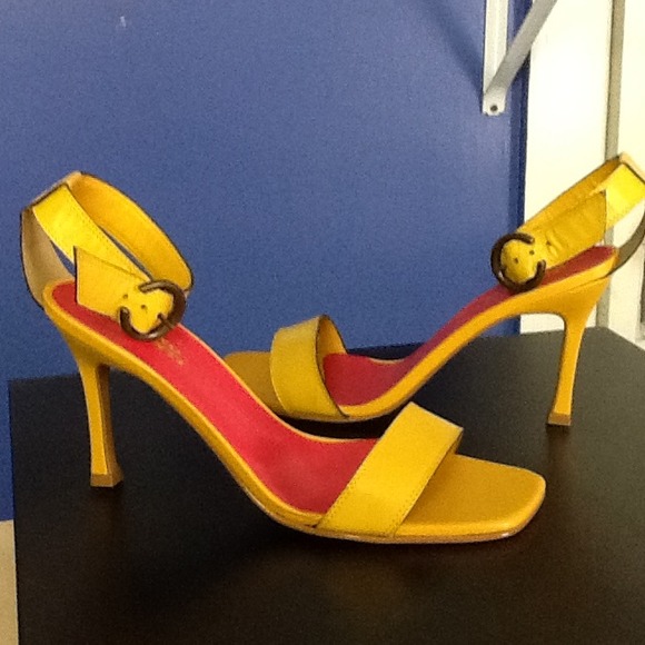 Vintage-like mustard colored leather,strappy heels