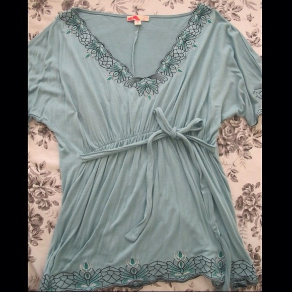 ❌ TRADED ❌Forever21 blue top with floral detailing