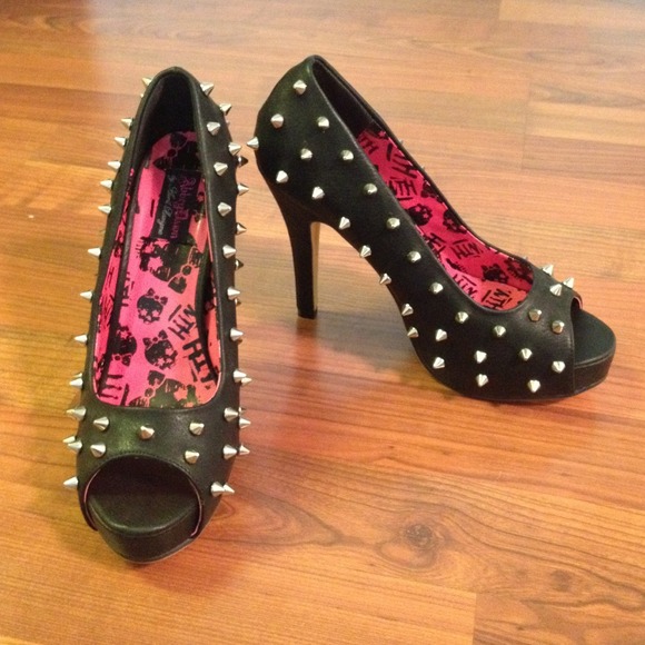 JustFab Shoes - 🆕 JustFab Spiked Peep Toe Pumps Black 7