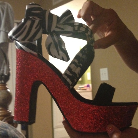 I am selling these zebra and red shoes. WHOA! - Picture 1 of 3