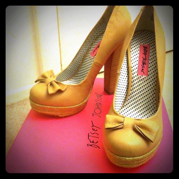 Betsey Johnson Shoes - Betsey Johnson nude pumps