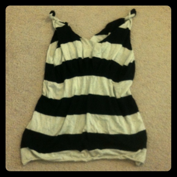 🔴SOLD cute and comfy tank top with twisted straps