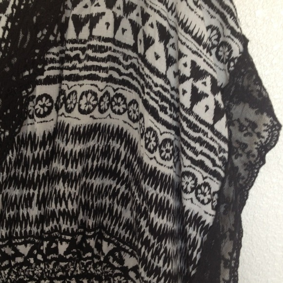 B/W Printed Top - Picture 2 of 4