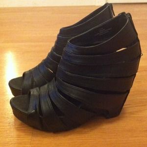 Black wedges