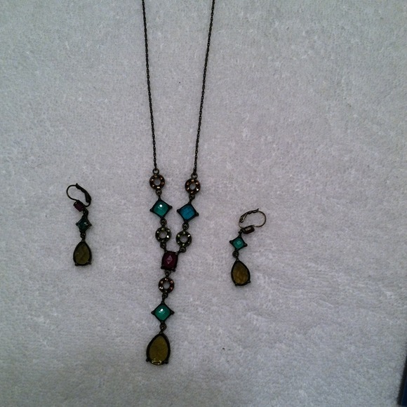 NEW IN BOX - GEOMETRIC NECKLACE AND EARRINGS - Picture 1 of 2