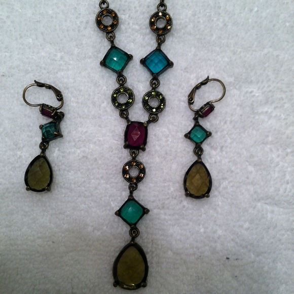 NEW IN BOX - GEOMETRIC NECKLACE AND EARRINGS - Picture 2 of 2