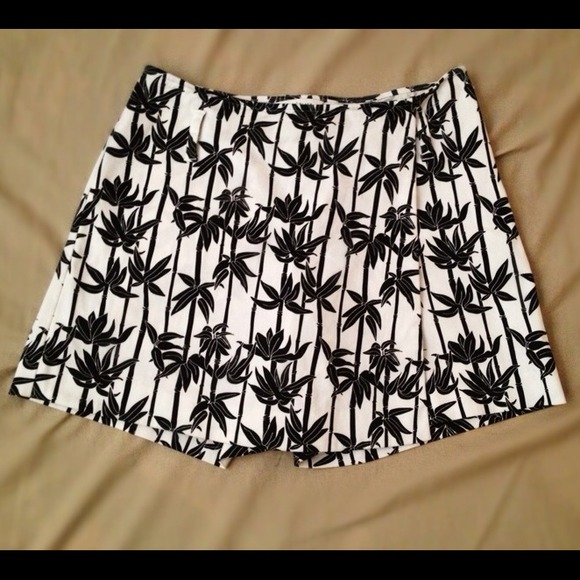 SOLD White House | Black Market Skort