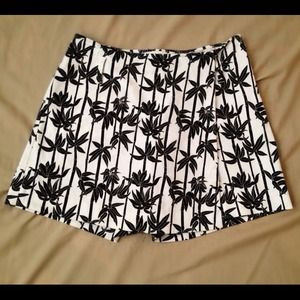 SOLD White House | Black Market Skort