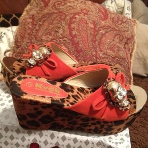 Animal print wedge/skull.