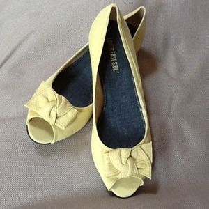 RESERVED FOR CBRBTB!  YELLOW PUMPS SIZE 8 1/2