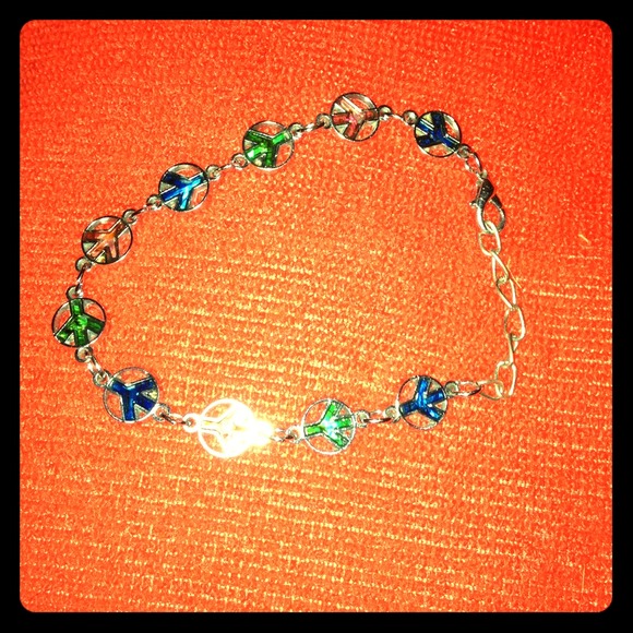 ❌💵SOLD💵❌🎁Peace silver tone bracelet.🎁