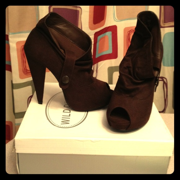 ✨Reserved✨Brown suede shoes