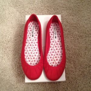 REDUCED!!!💢Red flats💢
