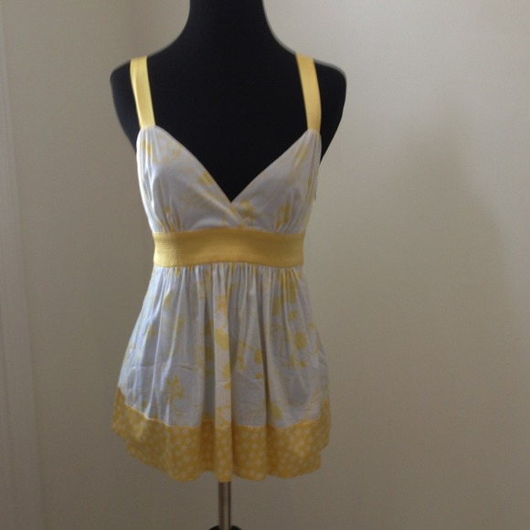 ❌Sold in a bundle❌Bebe Yellow & white summer top!