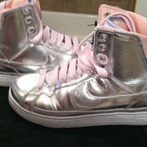 Nike Shoes - Like New! Women's Nike Air Troupe Sneakers Nike Shoes - Like New! Women's Nike Air Troupe Sneakers