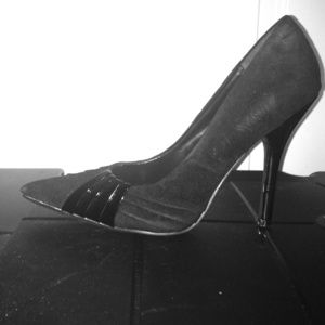 Classic black leather pump