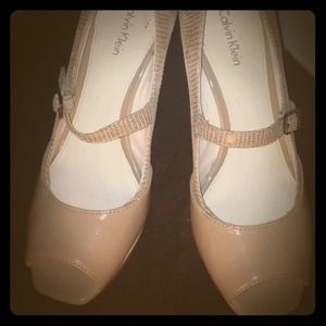 Sexy nude peep toe pumps!!