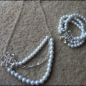 A set of pearl bracelet and necklace.