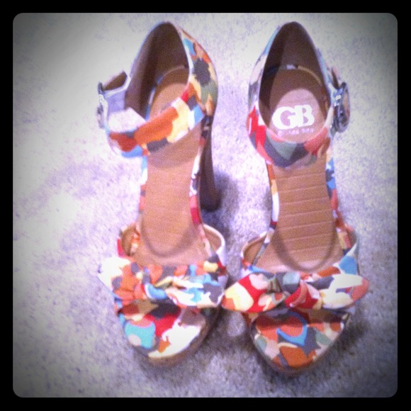 Gianni Bini floral platform heals