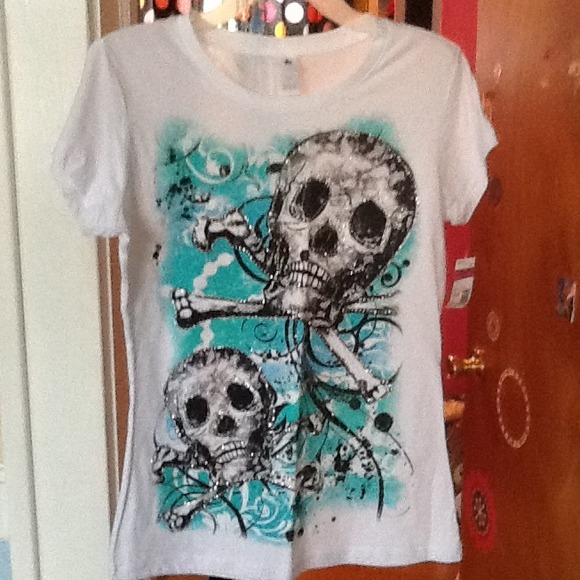 Sparkly skull graphic tee .