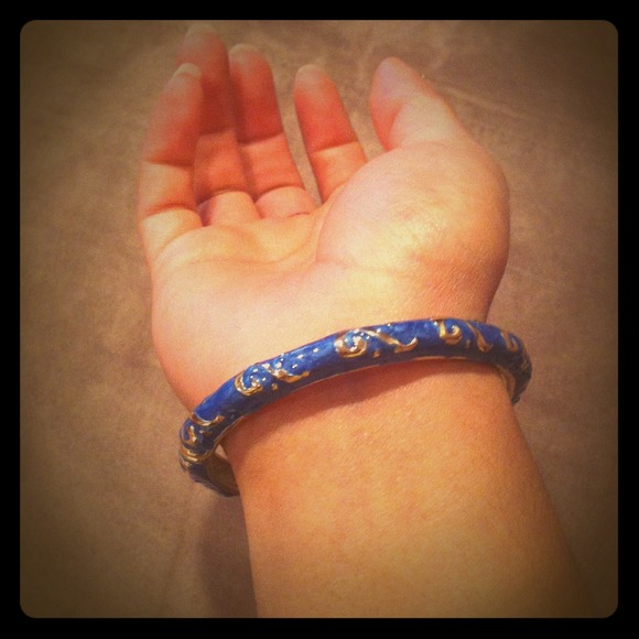 Gold designed bangle - Picture 1 of 2