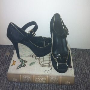 ⚡ Black and Gold shoes ⚡ 👠👠👠