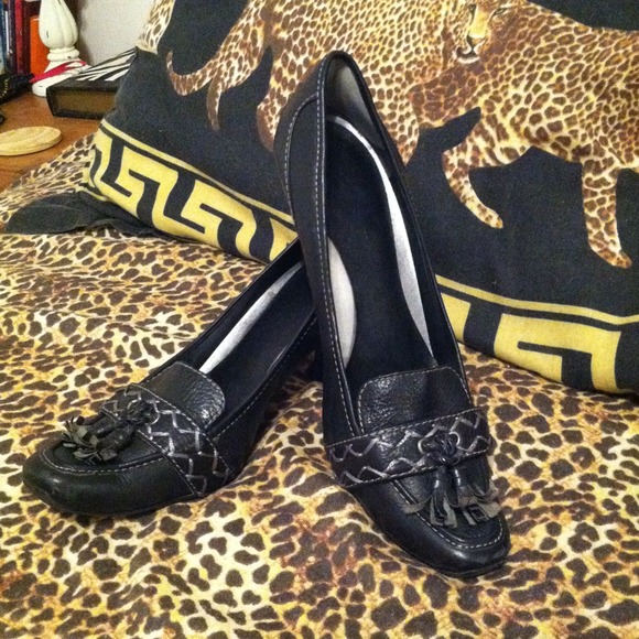 Black and grey heels. - Picture 1 of 4