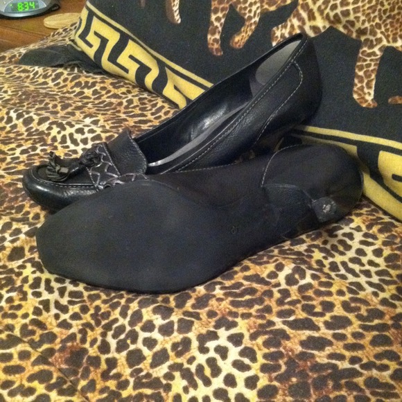 Black and grey heels. - Picture 3 of 4