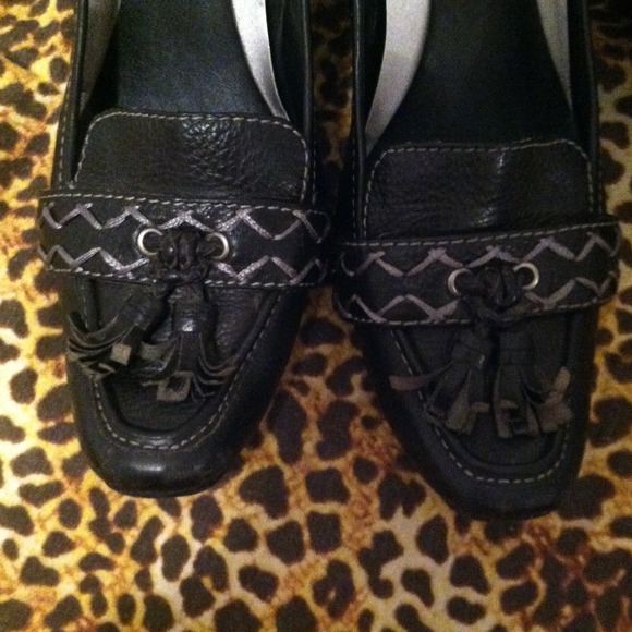 Black and grey heels. - Picture 4 of 4