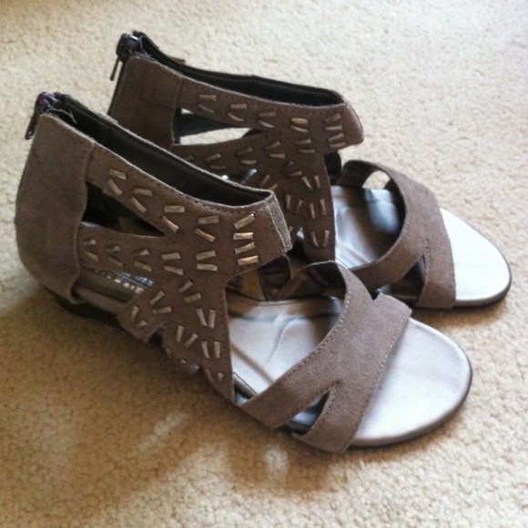 ✨TRADED with @thesexyknitter ✨Gray Suede Sandals