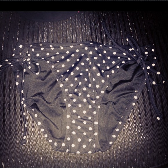 VS black & white string bottoms