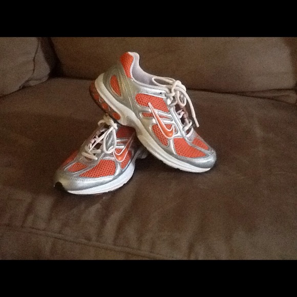 Brand new size 8 orange Nike running sneaker