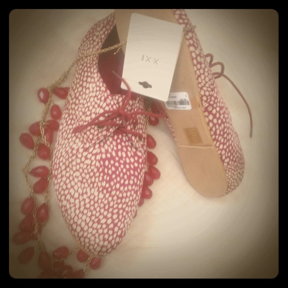 Burgundy and cream low casual