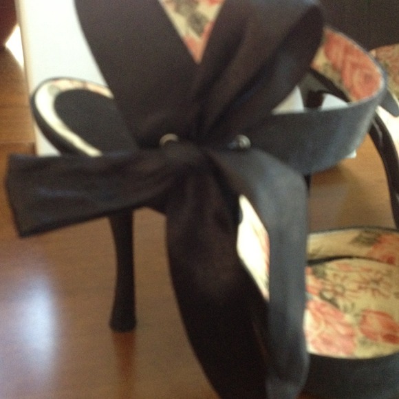💢SOLD💢 Bakers - black satin bow tie pumps - Picture 2 of 4