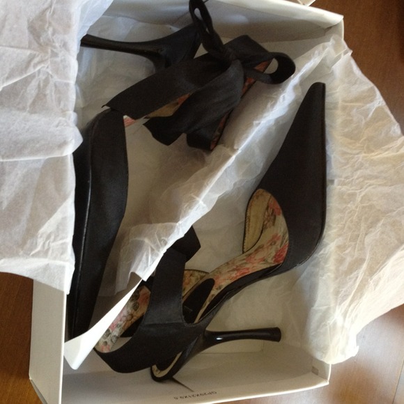 💢SOLD💢 Bakers - black satin bow tie pumps - Picture 4 of 4