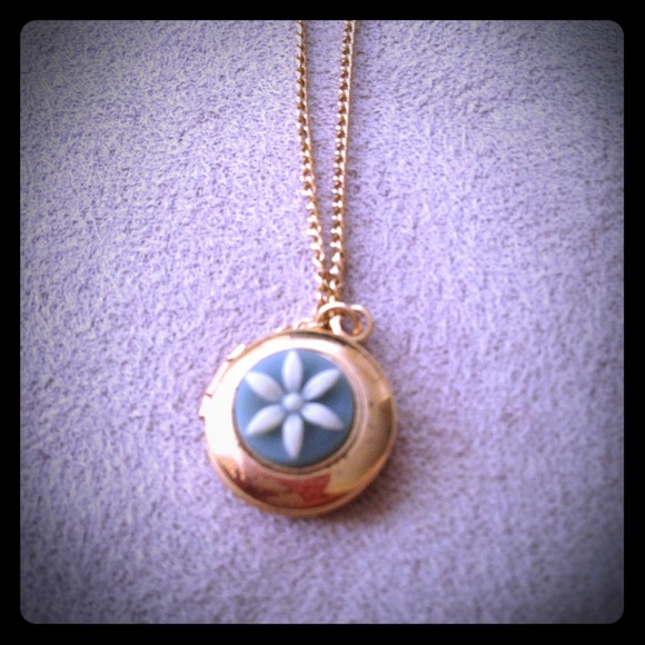 Vintage gold plated floral locket pendant