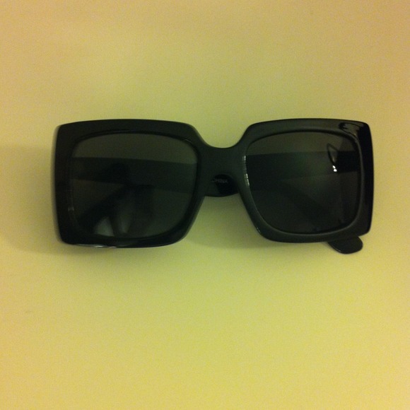 Accessories - Stylish black framed sunglasses Accessories - Stylish black framed sunglasses