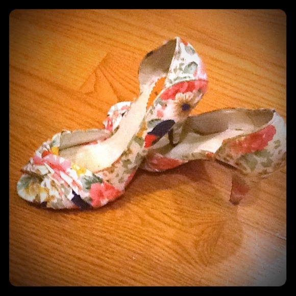 Peep toe floral size 7m pumps.