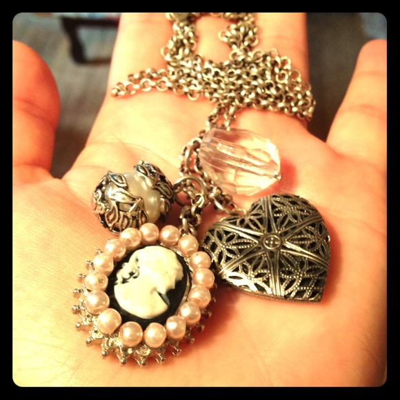 Beautiful vintage necklace from American Eagle